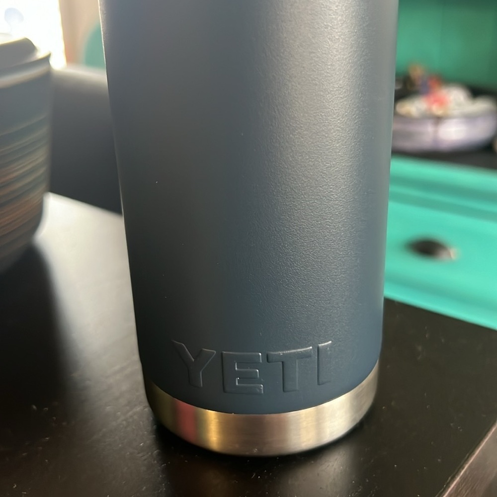 YETI 18 oz tumbler - Picture 3 of 5
